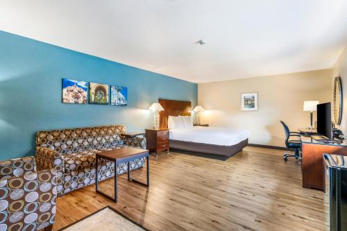 Llit o llits en una habitació de Hotel Hacienda at Ontario Ranch