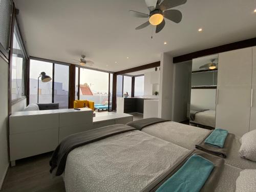 Schlafzimmer mit einem Bett und einem Deckenventilator in der Unterkunft Casa Sunshine Cotillo Mar in Cotillo