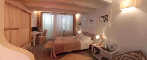 a bedroom with a bed and a table with a chair at Relais Chambre in Castelfidardo