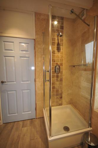 um chuveiro com uma porta de vidro na casa de banho em Surf View Apartment, Newquay em Newquay