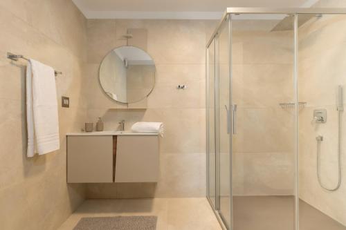 Et badeværelse på Luxury Villa Santa Cruz with XL pool and Jacuzzi