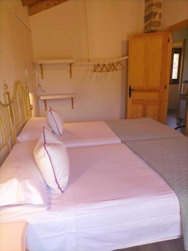 Casa rural EL PAJAR DE TEJEDORにあるベッド