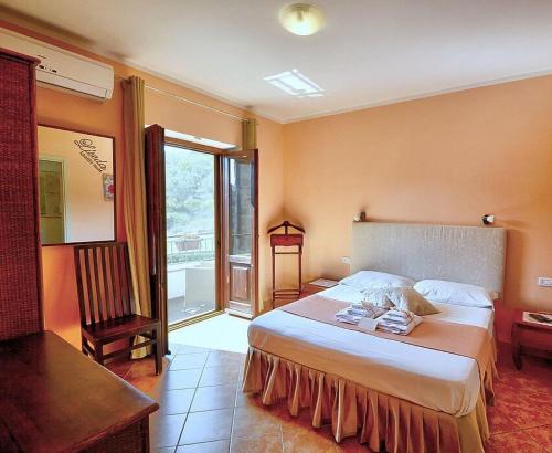 1 dormitorio con cama grande y ventana grande en Liseda, en Castellabate