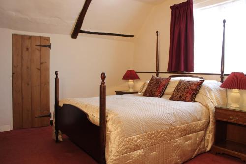 En eller flere senge i et værelse på Colston Hall Cottages