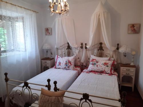 Giường trong phòng chung tại Casa di Sofiana by wood and stone