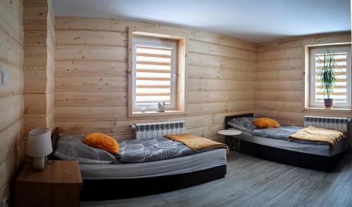 Ένα ή περισσότερα κρεβάτια σε δωμάτιο στο Apartament u Bronka
