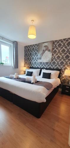 a large bedroom with a large bed with a wall at Jacobs Apartment Edinburgh in Edinburgh