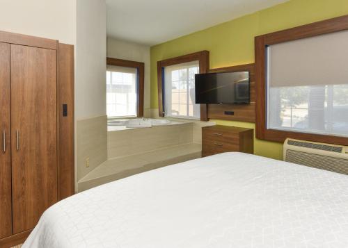 Postel nebo postele na pokoji v ubytování Holiday Inn Express & Suites Corona by IHG