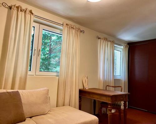 ein Wohnzimmer mit einem Tisch und einem Fenster in der Unterkunft Dom na Jeżynowym Wzgórzu - Blackberry Hill Cottage in Radziechowy