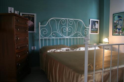 a bedroom with a bed with a dresser and a dresser at Il Nido del Picchio in Ascoli Piceno