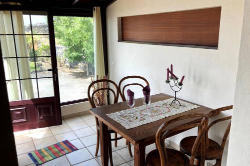 uma sala de jantar com uma mesa de madeira e cadeiras em CASA CUEVA DE LAS PALOMAS 1 em Las Manchas