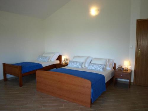 Posteľ alebo postele v izbe v ubytovaní Holiday house in Drage with terrace, air conditioning, WiFi, washing machine (4884-1)