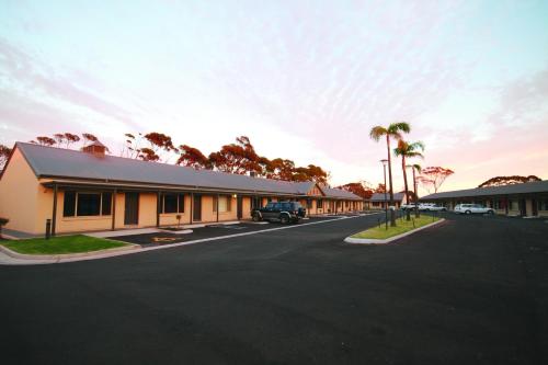 a street scene with cars parked on the side of the road at Sundowner Motel Hotel in Whyalla