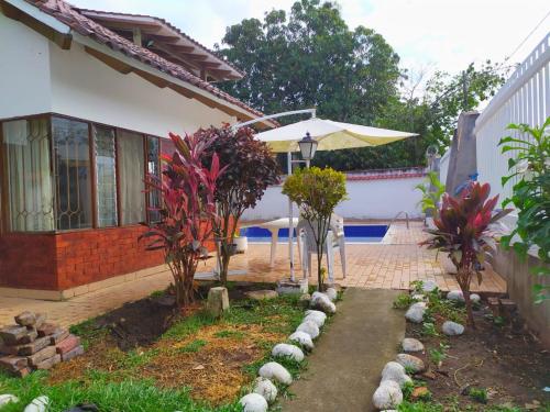 un jardín frente a una casa con plantas en Quinta Santa Paula, en Anapoima