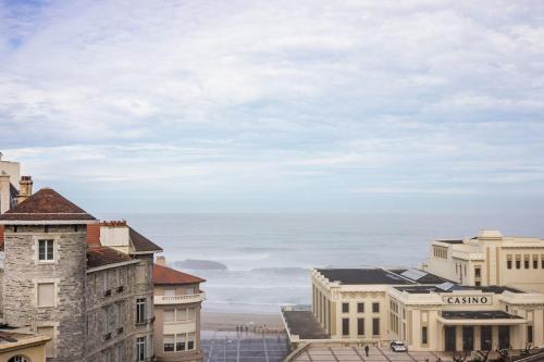 une vue sur l'océan depuis les toits des immeubles dans l'établissement COAST KEYWEEK Duplex apartment in the city center with sea view, à Biarritz