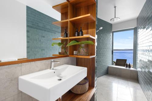 bagno con lavandino e vista sull'oceano di Hastings Park Apartment 9 a Noosa Heads