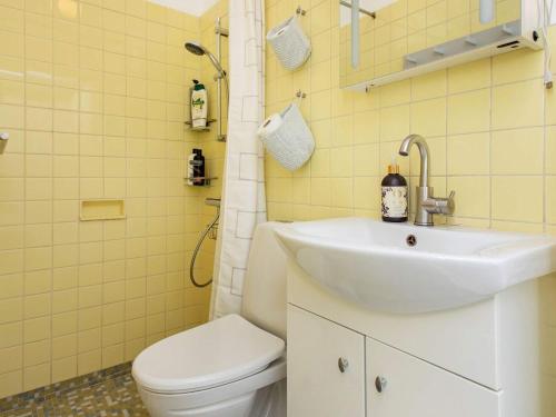 een badkamer met een wastafel en een toilet bij Holiday home Strøby VIII in Strøby