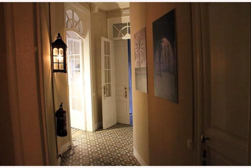 a hallway with a door and a tile floor at Casa del Mediterraneo in Barcelona
