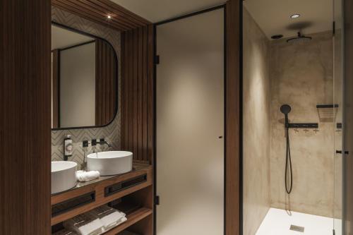 Bilik mandi di Fontinha Porto, Trademark Collection by Wyndham