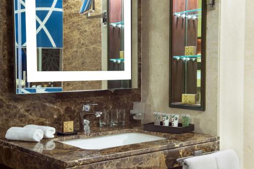  Gulf Court Hotel Business Bay -  Room  picture :   Tea/Coffee maker    Minibar    Shower                           