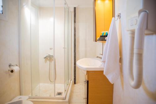 La salle de bains est pourvue d'une douche et d'un lavabo. dans l'établissement Monopetro, à Metamórfosi