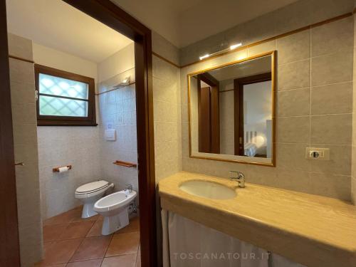 Foto de la galería de Small cottage with aircon, private terrace and garden - 2000m from the beach by ToscanaTour en Cecina