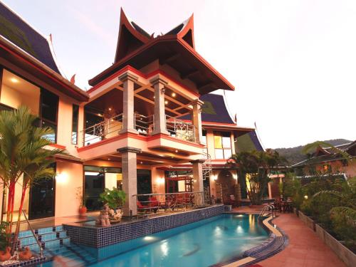 ein großes Haus mit Pool davor in der Unterkunft Kata Sea View Villas in Kata Beach