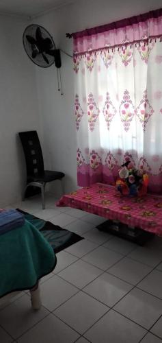 a room with a pink bed and a window at Mack's Home in Clifton