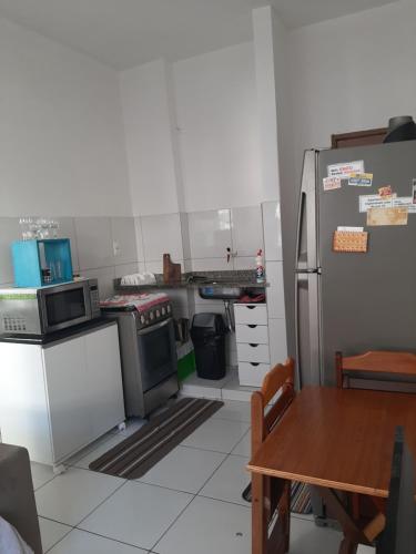 uma cozinha com um frigorífico e uma mesa em Aconchego da Lapa no Rio de Janeiro