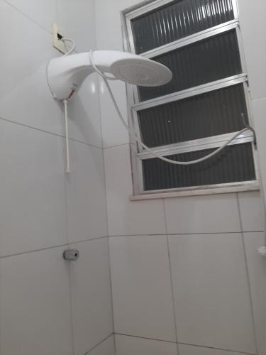 baño con ventilador y ventana en Aconchego da Lapa en Río de Janeiro
