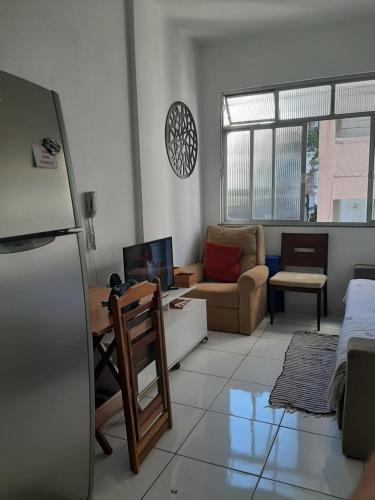 uma sala de estar com um sofá e uma mesa em Aconchego da Lapa no Rio de Janeiro