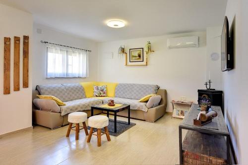 a living room with a couch and a table at Casa Sandi in Pula