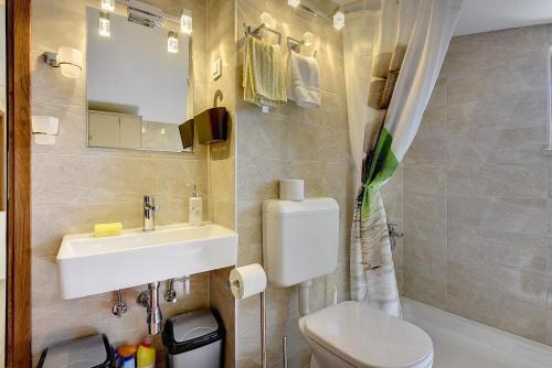 La salle de bains est pourvue d'un lavabo, de toilettes et d'un miroir. dans l'établissement Holiday Home Sandi, à Pula