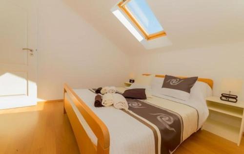 sypialnia z łóżkiem z pluszowym misiem w obiekcie Apartment in Pakoštane with pool access, terrace, air conditioning, Wi-Fi, 3548-2 w Pakoštane