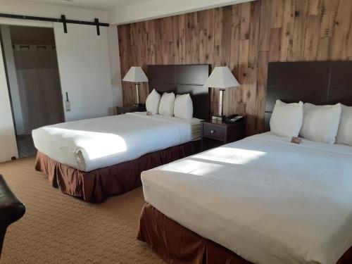 a hotel room with two beds and two lamps at Mission Inn in Santa Cruz