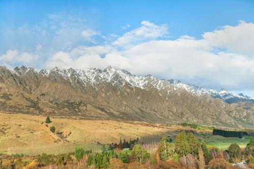 uma cordilheira com montanhas cobertas de neve ao fundo em Mountain Ash Views em Queenstown