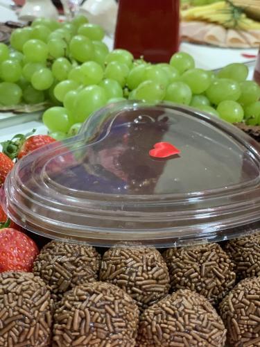 a display of chocolate dipped strawberries and green grapes at Suite Aquarius in Guarujá