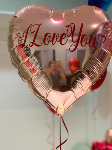a heart shaped balloon with the words i love you at Suite Aquarius in Guarujá