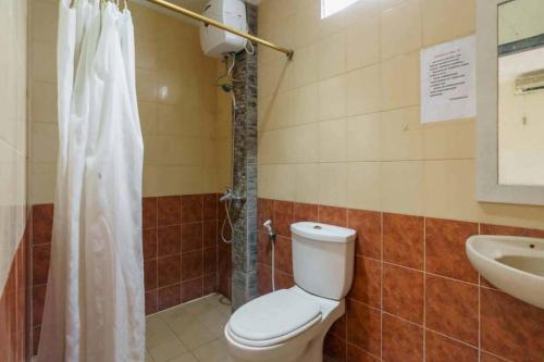 Vonios kambarys apgyvendinimo įstaigoje RedDoorz @ Dwipa Wisata Hotel