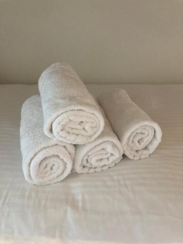 3 asciugamani laminati posti sopra un letto di cu@thesea a Ostenda