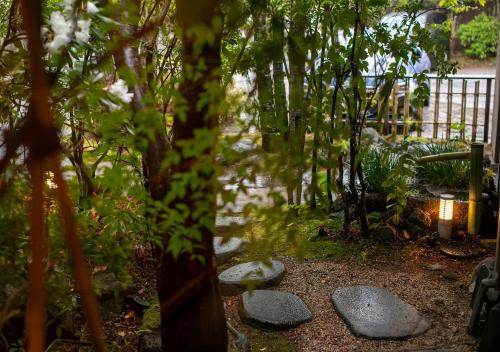 Taman di luar Yufuin Onsen Hinoharu Ryokan