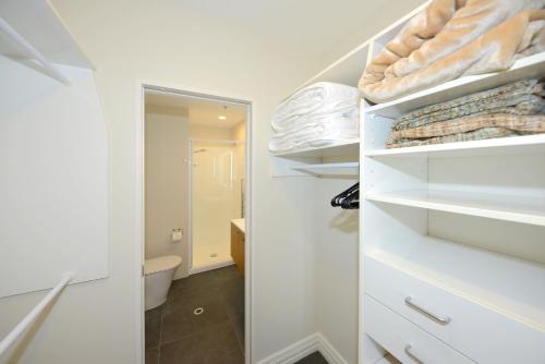 Η κουζίνα ή μικρή κουζίνα στο West Fitzroy Apartments