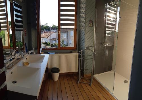 Bathroom sa le jardin des quatres saisons