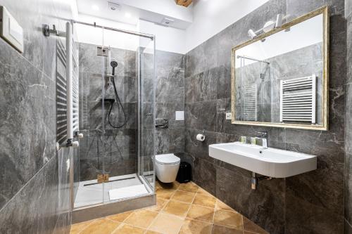 uma casa de banho com um chuveiro, um lavatório e um WC. em Oysters & Bubbles Gastro Hotel. Rynok square em Lviv