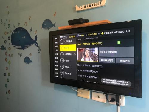 Una televisión o centro de entretenimiento en Star House
