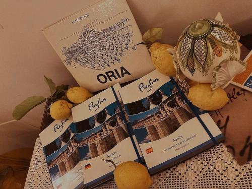 un mucchio di carte sedute su un tavolo con limoni di La dimora della Dea Estia a Oria
