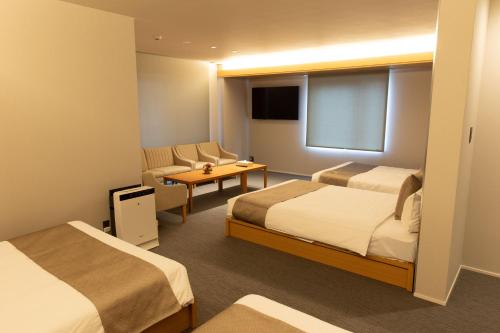 GRAND BASE Nagoya Ekinishi tesisinde bir odada yatak veya yataklar