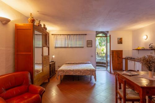 ein Wohnzimmer mit einem Tisch und einem Stuhl in der Unterkunft Casa Vacanze Good Buy in San Gimignano