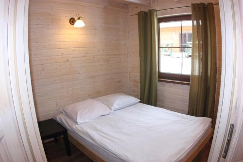 a small bed in a room with a window at Wodny Świat in Ostrzyce