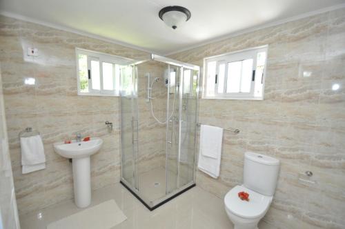 Ванная комната в Chrisent Residence